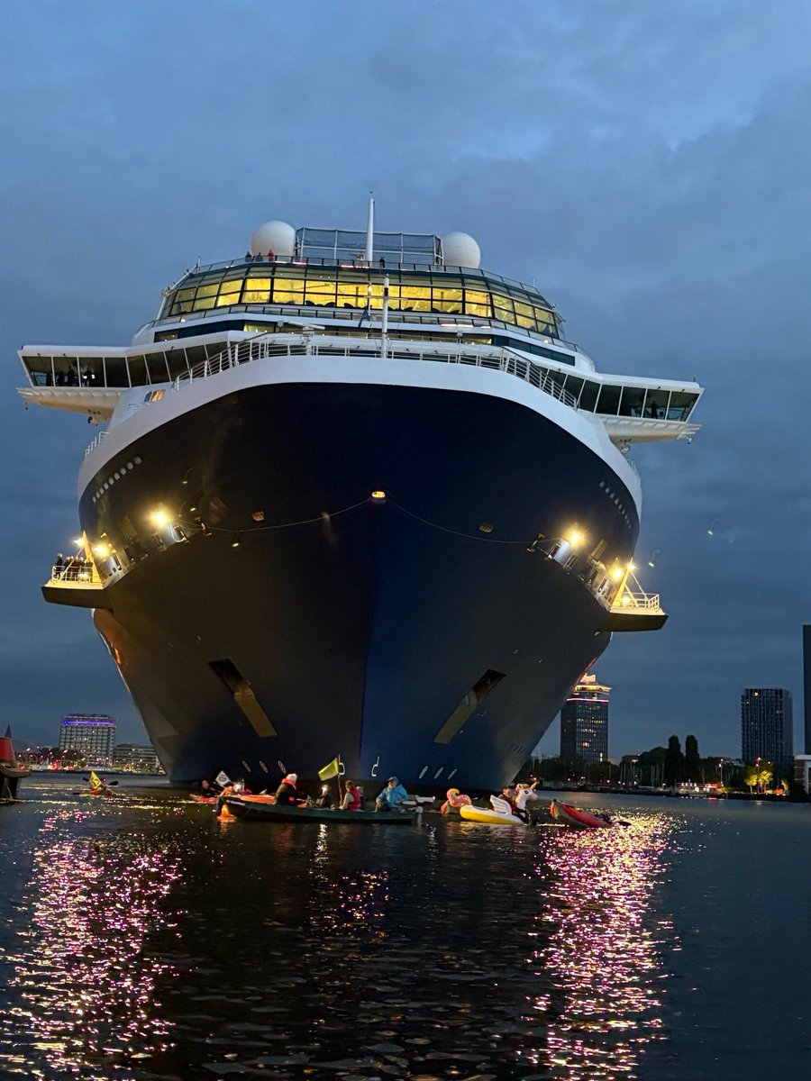 NLRebellion's tweet image. Dobberend in bootjes, kano’s en op opblaasdieren hielden 30 rebellen de Celebrity Eclipse (2850 passagiers en 1200 bemanningsleden) tegen bij het aanmeren. We protesteren met deze blokkade weer tegen de schadelijke invloed van de cruisevaart op de mens, natuur en het klimaat.