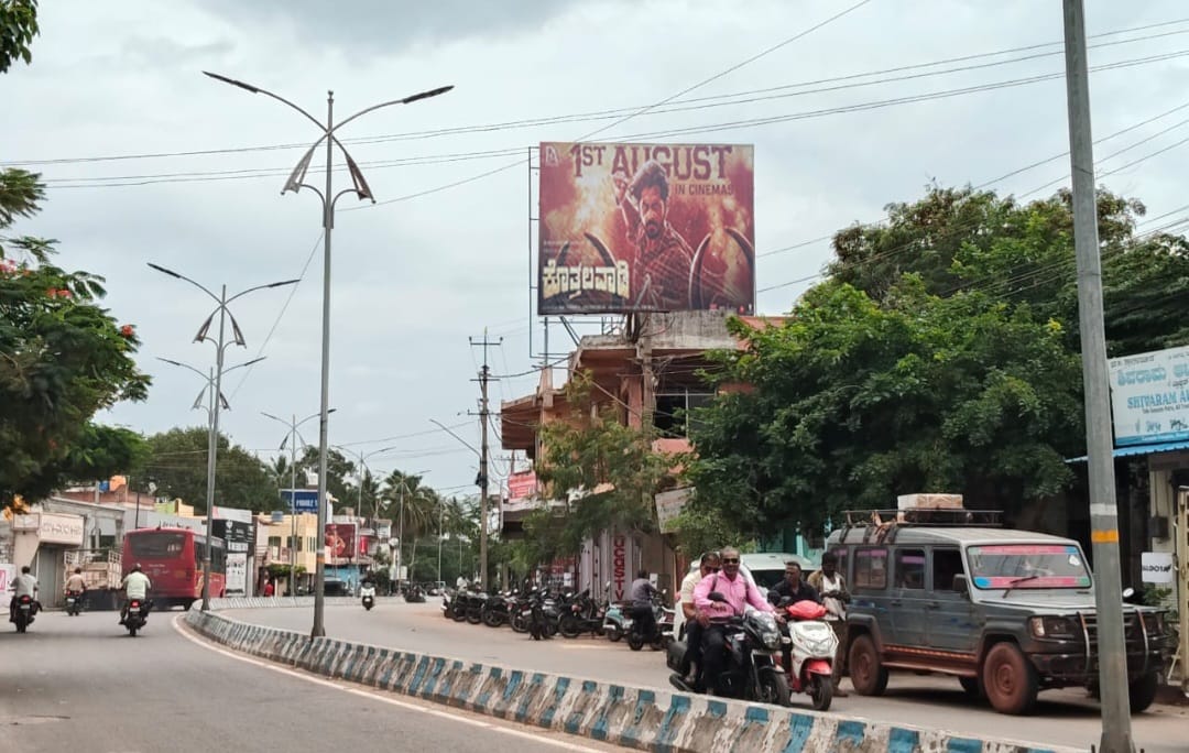 akshathchintu's tweet image. Ground level promotion from team #Kothalavadi 💥💥
Mysore alu poster banner Surimalle💥💥
After #ekka, #SuFromSo next is time for #Kothalavadi 😌
@AmbarPruthvi waiting for your performance 💥