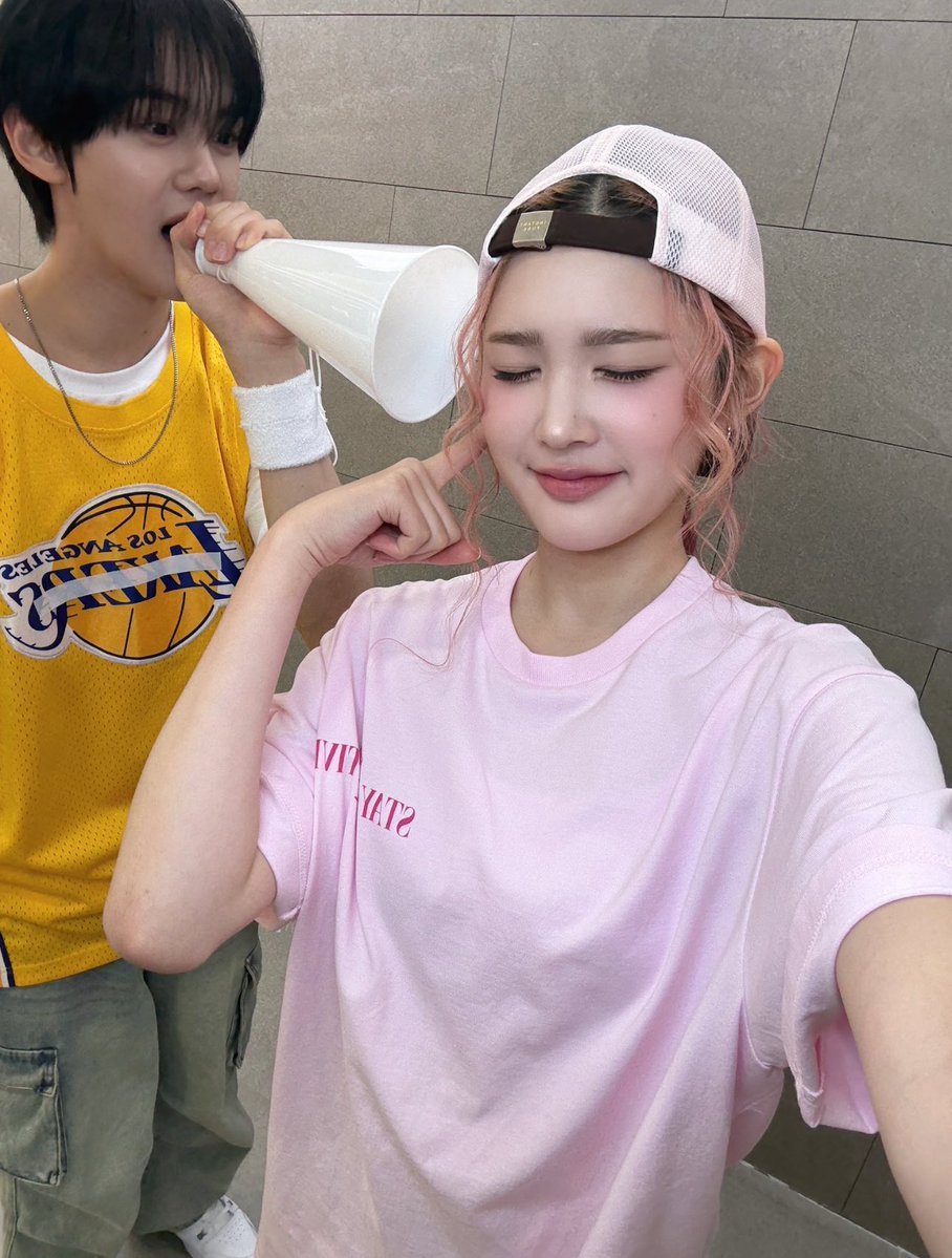 taeraezero's tweet image. Help this is like how older brothers like to annoy their younger sister 😭😭😭