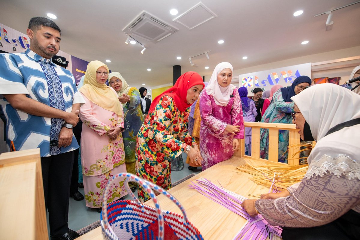 RAJA PERMAISURI AGONG BERKENAN MENYEMPURNAKAN GALERI LAWA LABUAN

"Komuniti di Labuan pada saya adalah unik dengan kepelbagaian masyarakat dan kerukunan yang dapat saya lihat sepanjang masa saya di sini."
— Petikan titah KDYMM Seri Paduka Baginda Raja Permaisuri Agong Raja Zarith
