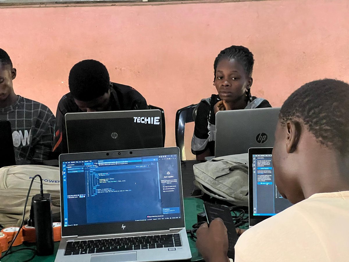 JaviscyberTech's tweet image. From curious beginner to confident developer — the journey is real and exciting 💻🔥 
I have develop a responsive website today
#WebDevJourney #KeepCoding