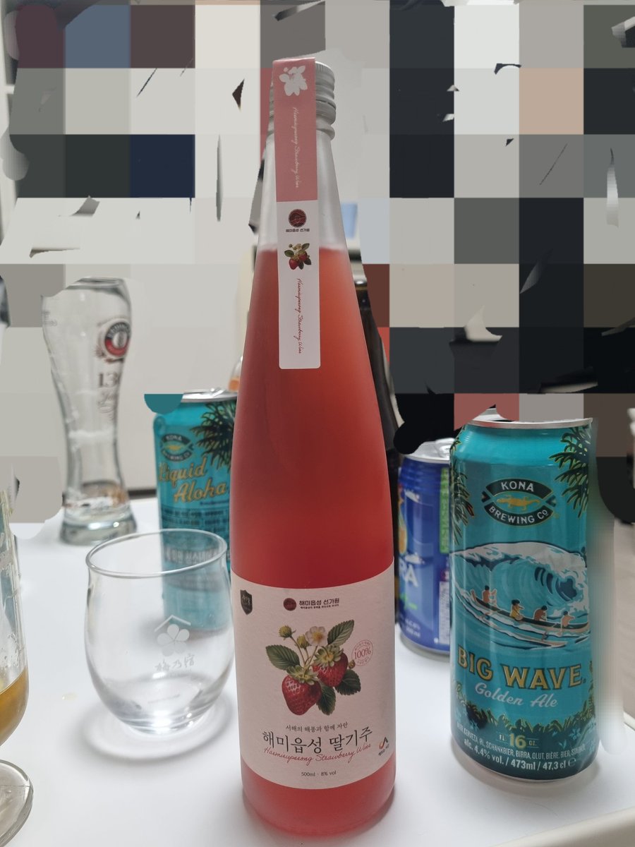 그제 대접 받은 술이에유~
첫번째 유자사케는 아라고시 유즈 라는 넘인디 이것이 아주 기가 맥히고 코가 뚫려유~
마치 유자청을 희석한듯한 진한 맛과 향이 나고 적절한 단맛에 너무너무 맛있어서 삼키는게 아까울 지경이라 스트레이트보단 하이볼이 기뻤네유~
스트레이트도 마시기 편했지만 완전히