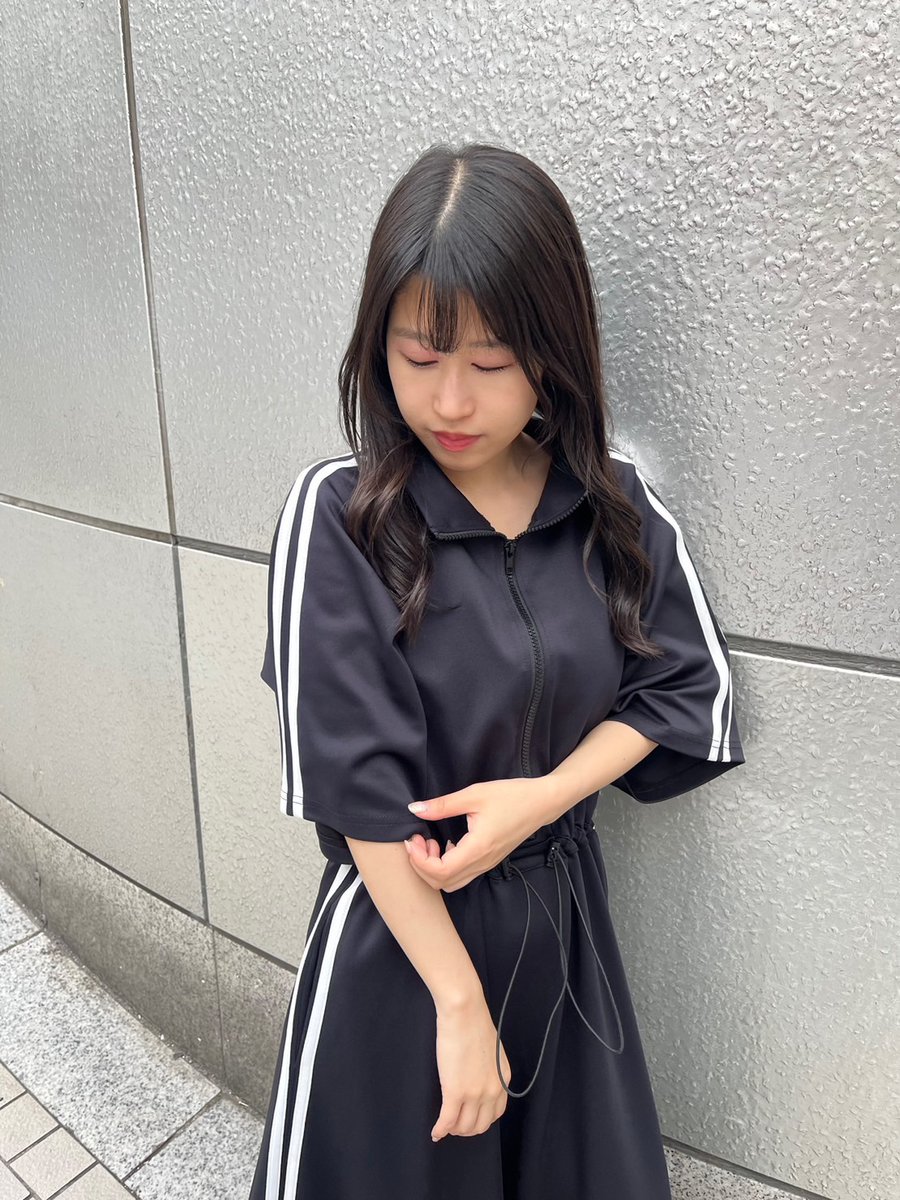 PUNYUS_press's tweet image. 大人気ジャージワンピースから半袖が今年も登場😍
ジャージ素材で気軽に着れるので1枚持っておくと大活躍間違いなし💖
🌞半袖ジャージワンピース
¥7,700(税込)着用サイズ①
🛒punyus.jp/detail/PN24SS-…
Staff:148㎝