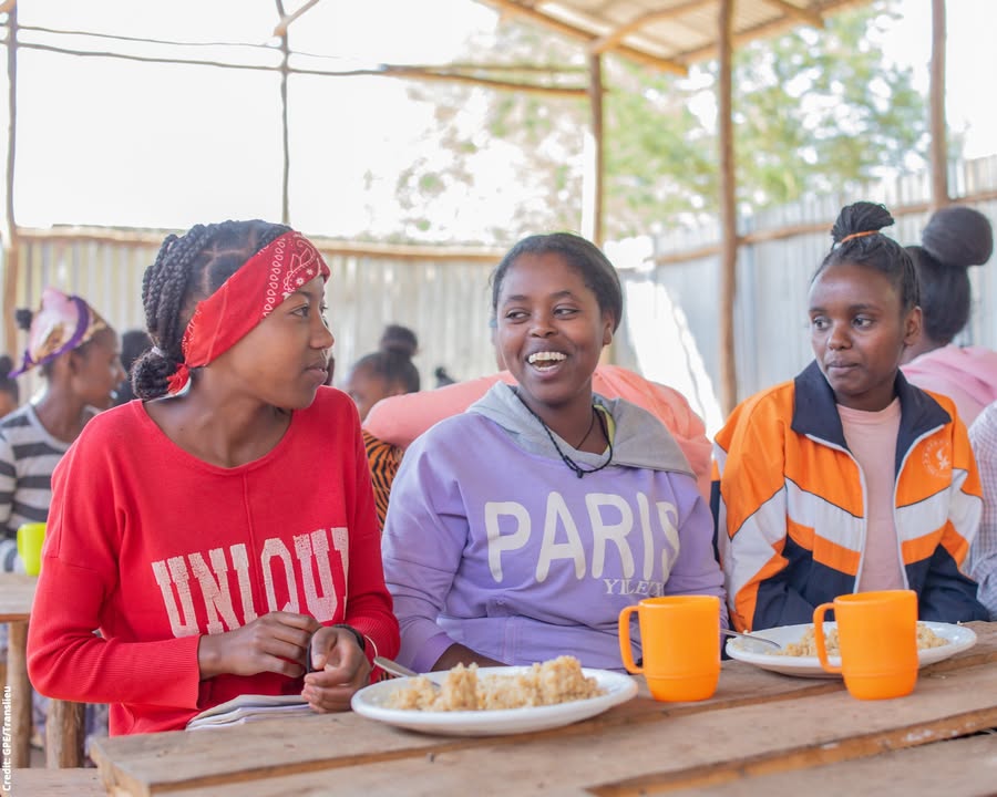 GPforEducation's tweet image. 🍽️ 🏫 When schools offer food, children are more likely to enroll and stay in school - especially girls.

These students in #Ethiopia 🇪🇹 enjoy their meal, which is part of a GPE-supported school feeding program, reaching over 220,000 children in 648 schools from 2020 to 2022.