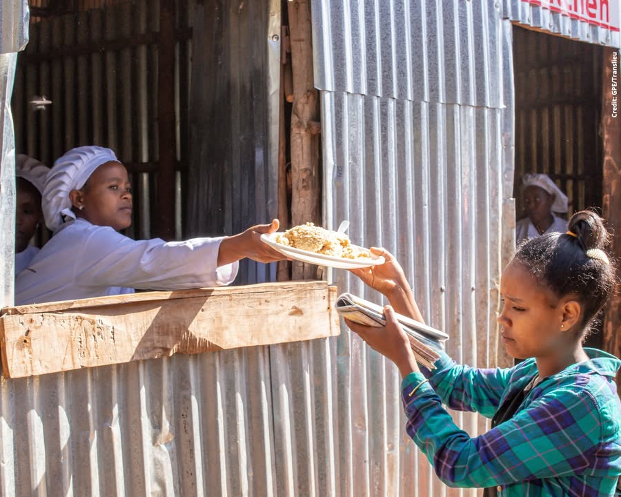 GPforEducation's tweet image. 🍽️ 🏫 When schools offer food, children are more likely to enroll and stay in school - especially girls.

These students in #Ethiopia 🇪🇹 enjoy their meal, which is part of a GPE-supported school feeding program, reaching over 220,000 children in 648 schools from 2020 to 2022.