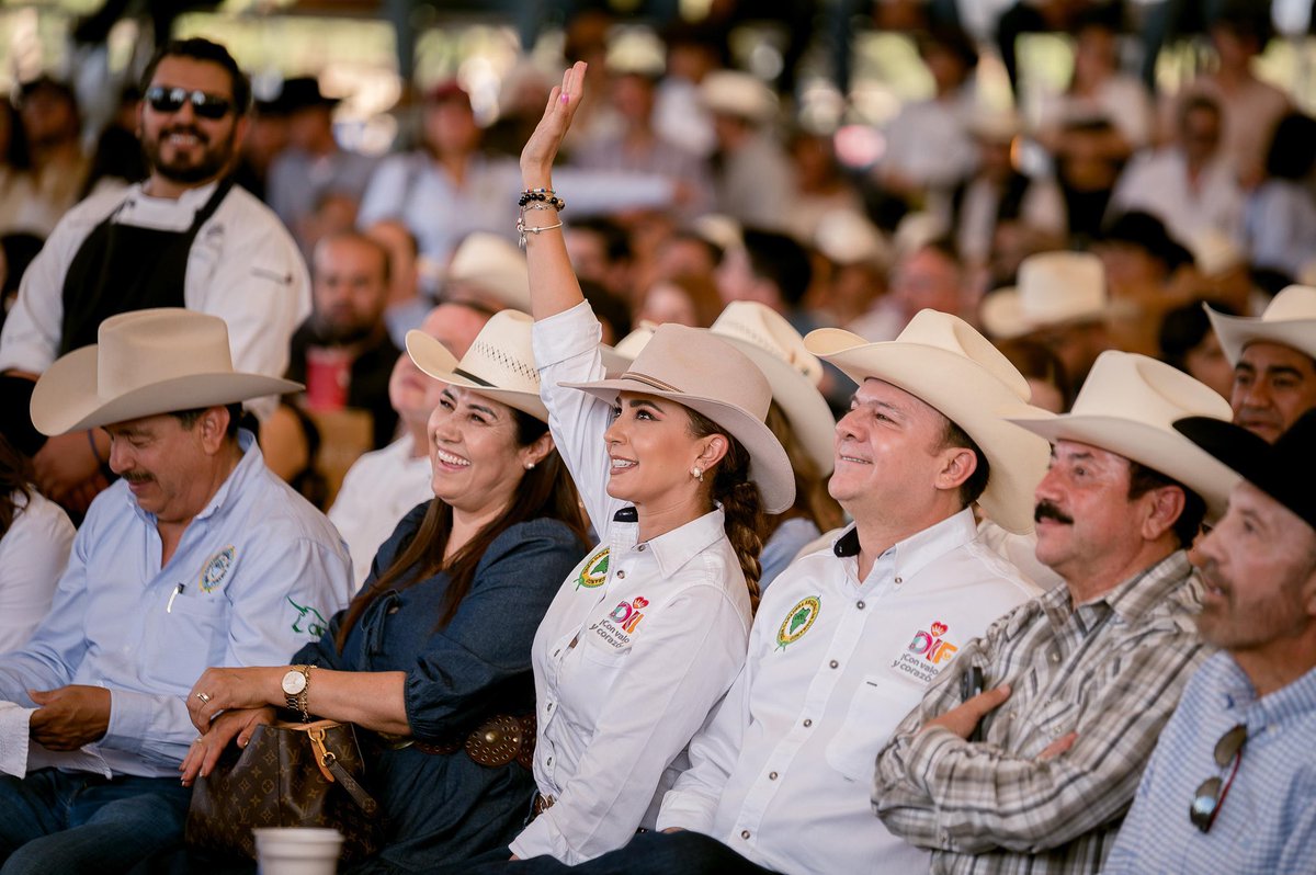 EVillegasV's tweet image. ¡Rompimos récord en la tradicional Subasta Ganadera de #LaVillista2025 con 8 millones 800 mil pesos! 🎉💰
Y lo mejor: lo que sobró, ¡va directo a la rifa de la Kermés de la Familia! 🎟️
Todo lo recaudado será para ampliar la Casa Hogar del DIF Estatal. 🏡

Arrancamos con una…