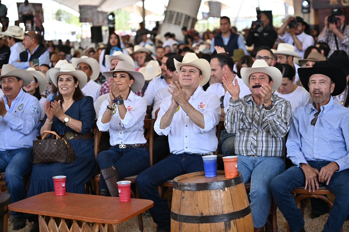 EVillegasV's tweet image. ¡Rompimos récord en la tradicional Subasta Ganadera de #LaVillista2025 con 8 millones 800 mil pesos! 🎉💰
Y lo mejor: lo que sobró, ¡va directo a la rifa de la Kermés de la Familia! 🎟️
Todo lo recaudado será para ampliar la Casa Hogar del DIF Estatal. 🏡

Arrancamos con una…