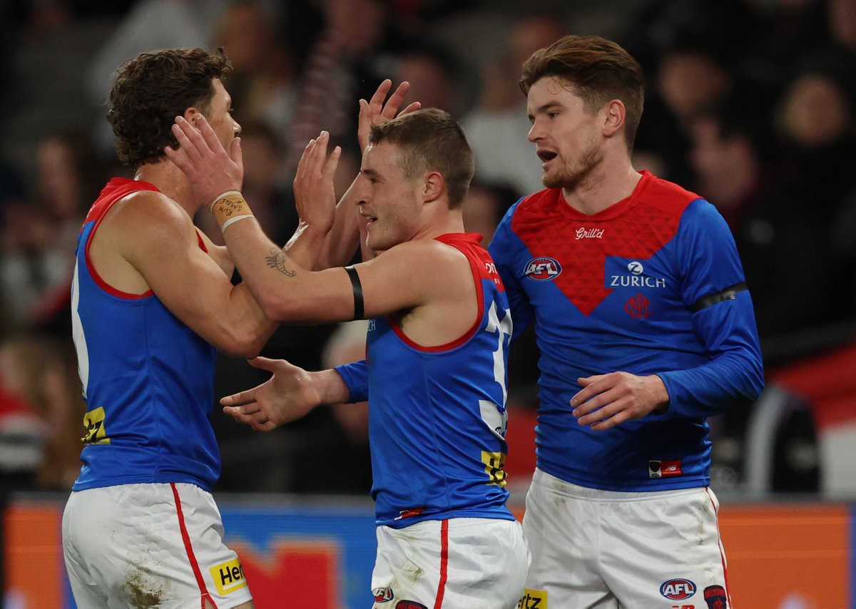 melbournefc's tweet image. HT STATS ๐
Goals ๐ 3 Fritsch, 1 Langford, Viney, Chandler, Petracca, Lindsay, Melksham
Disposals ๐ 16 Rivers, 12 Viney, 11 Petracca
#DemonSpirit | #AFLSaintsDees