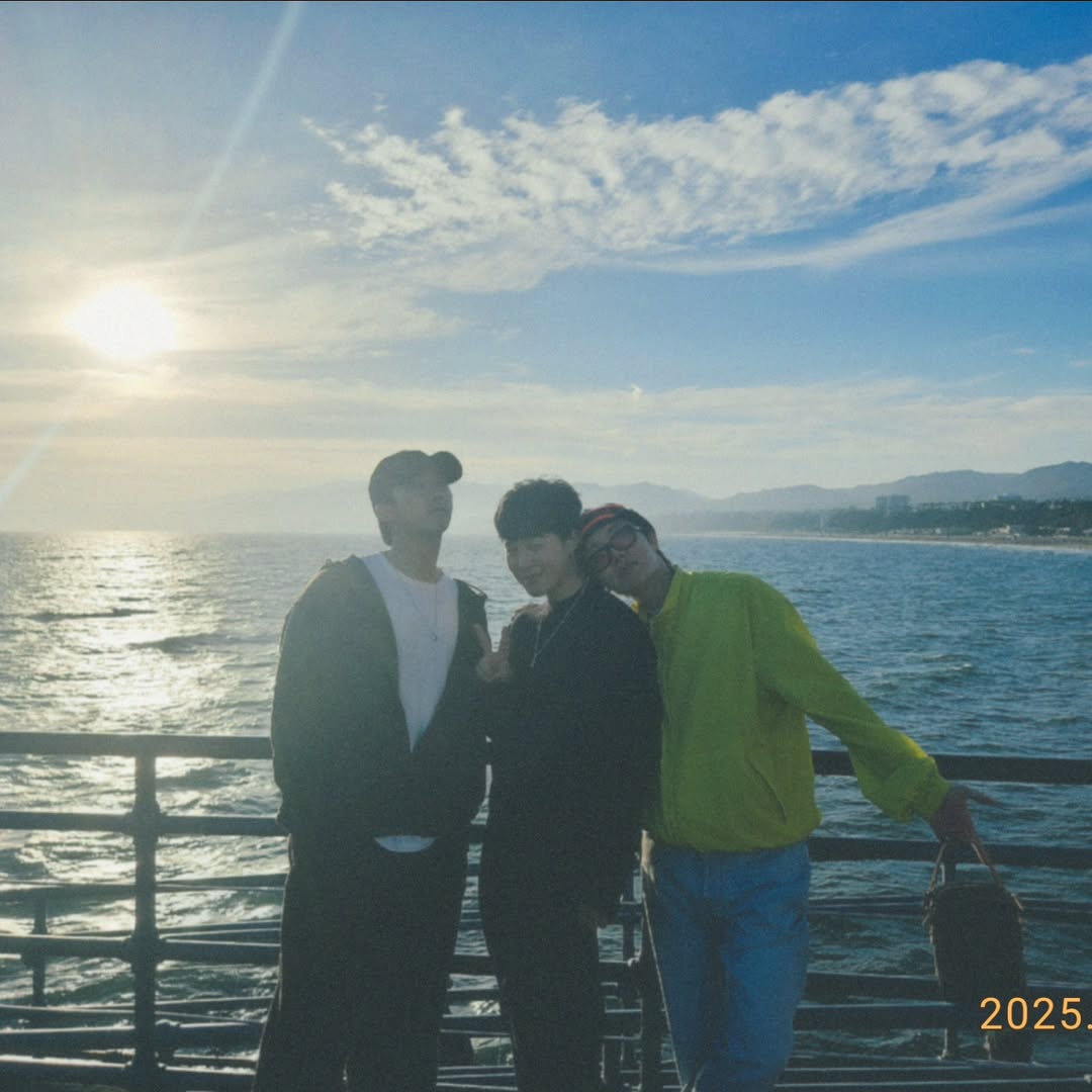 BTS_Trans's tweet image. 250727 Jimin's Instagram Post with J-Hope and V's Comments
JM: Does this make me seem too much like an old man… looks like I've missed* up but whatever, idc too much about my insta~~
JH: Reposting this~
V: At least reply
(T/N: *A typo.)
Trans cr; Priya & Aditi @ bts-trans…