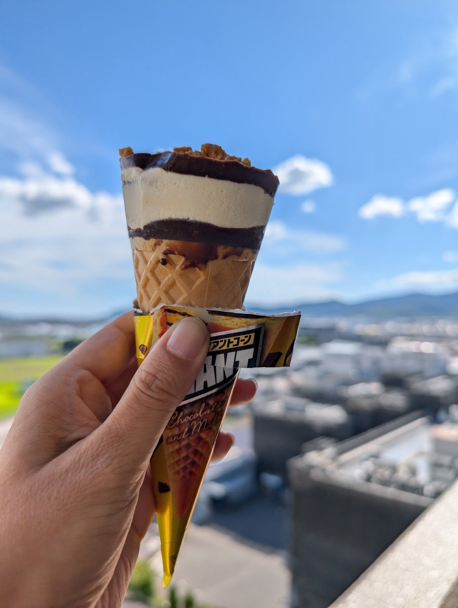 nekoshimaneko's tweet image. アイスは暑いとこで食べたい派！
 #ベランダでアイス