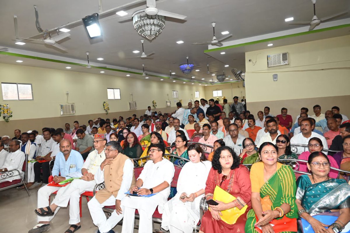 rsprasad's tweet image. आज संसदीय क्षेत्र के अन्तर्गत कुम्हरार विधानसभा के बूथ संख्या 84 पर पार्टी कार्यकर्ताओं के साथ आदरणीय प्रधानमंत्री श्री @narendramodi जी के लोकप्रिय कार्यक्रम ‘मन की बात’ को सुना।
'मन की बात' कार्यक्रम हम सभी को राष्ट्रहित में एकजुट होने, जनभागीदारी को मजबूत करने और समाज में…