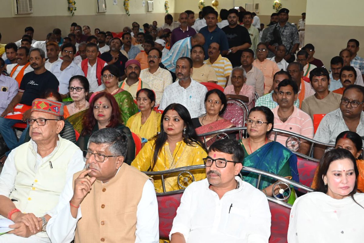 rsprasad's tweet image. आज संसदीय क्षेत्र के अन्तर्गत कुम्हरार विधानसभा के बूथ संख्या 84 पर पार्टी कार्यकर्ताओं के साथ आदरणीय प्रधानमंत्री श्री @narendramodi जी के लोकप्रिय कार्यक्रम ‘मन की बात’ को सुना।
'मन की बात' कार्यक्रम हम सभी को राष्ट्रहित में एकजुट होने, जनभागीदारी को मजबूत करने और समाज में…