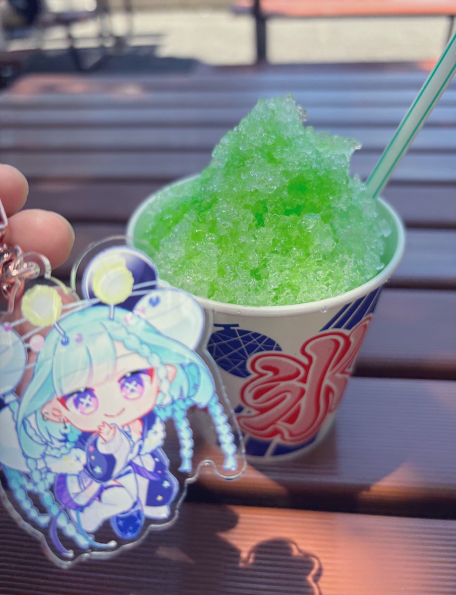 _asa__i's tweet photo. にゅら��かんなちゃんが好きなオシャマカロン(超美味しい)を食べたりかろんちゃんと太陽の下でかき氷を食べるなど〜！楽しい夏！☀️ https://t.co/trzTHIYLDQ