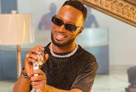 sangatechug's tweet image. Ragga Dee threatens to drag Mikie Wine to court, demanding UGX 300M for redoing "Oyagala Cash" without permission! 馃幎 Copyright clash or just industry beef? #UgMusic #OyagalaCash
Whose side are you on?