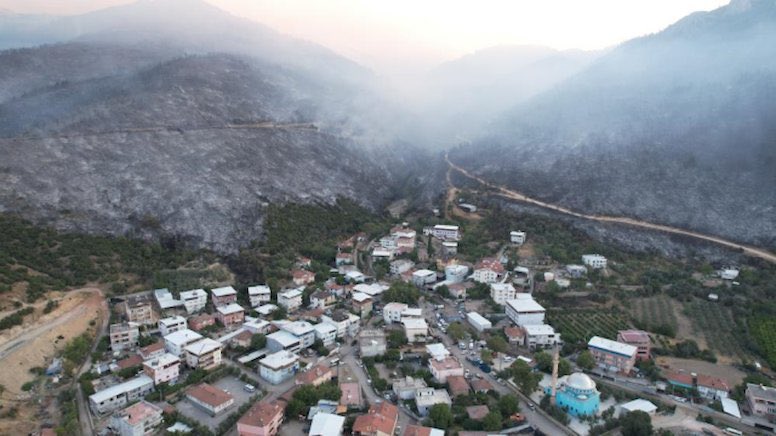 Bursa’da yanacak yer kalmayınca yangın durmuş, felaketin boyutunu görünüz

Depremde ilk 48 saat sahaya inilmedi
Yangında müdahale yetersizdi

Ülke yandı, halk göçük altında kaldı, halk öldü
İktidar hep uyudu

Daha ne yaparsa Akp’den vazgeçeceksiniz?
#BursaYanıyor #TürkiyeYanıyor