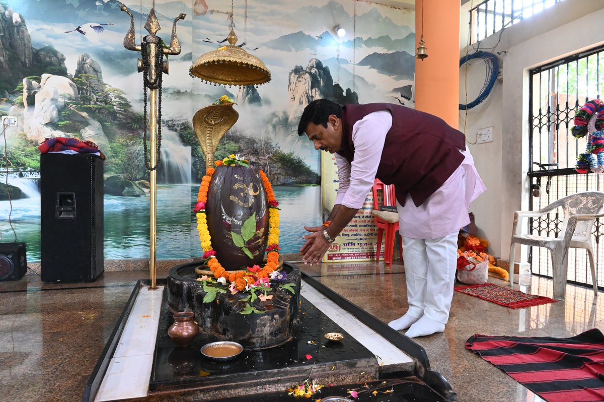 rameshwar4111's tweet image. आज प्रातः भगवान भोलेनाथ जी के दर्शन कर डॉ. श्यामा प्रसाद मुखर्जी नगर कोलार के वंदना होम्स फेस 1, राजवेद कालोनी (H सेक्टर) एवं सुमित्रा परिसर में विभिन्न निर्माण कार्यों का भूमि पूजन किया।
#RameshwarSharma