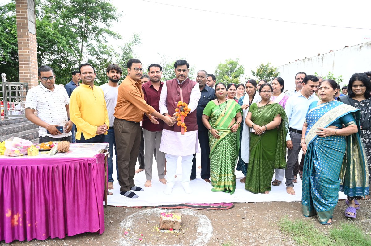 rameshwar4111's tweet image. आज प्रातः भगवान भोलेनाथ जी के दर्शन कर डॉ. श्यामा प्रसाद मुखर्जी नगर कोलार के वंदना होम्स फेस 1, राजवेद कालोनी (H सेक्टर) एवं सुमित्रा परिसर में विभिन्न निर्माण कार्यों का भूमि पूजन किया।
#RameshwarSharma