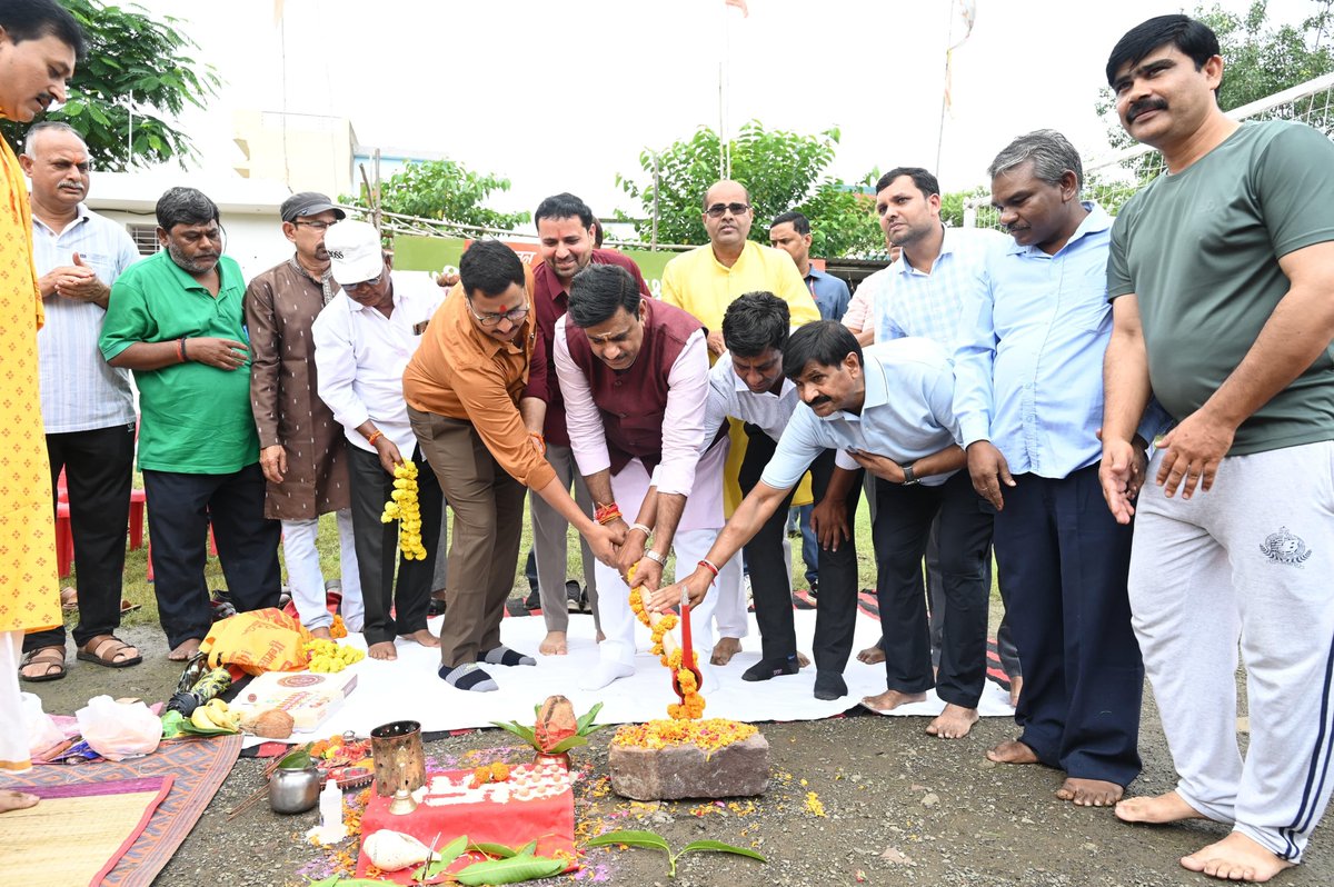 rameshwar4111's tweet image. आज प्रातः भगवान भोलेनाथ जी के दर्शन कर डॉ. श्यामा प्रसाद मुखर्जी नगर कोलार के वंदना होम्स फेस 1, राजवेद कालोनी (H सेक्टर) एवं सुमित्रा परिसर में विभिन्न निर्माण कार्यों का भूमि पूजन किया।
#RameshwarSharma