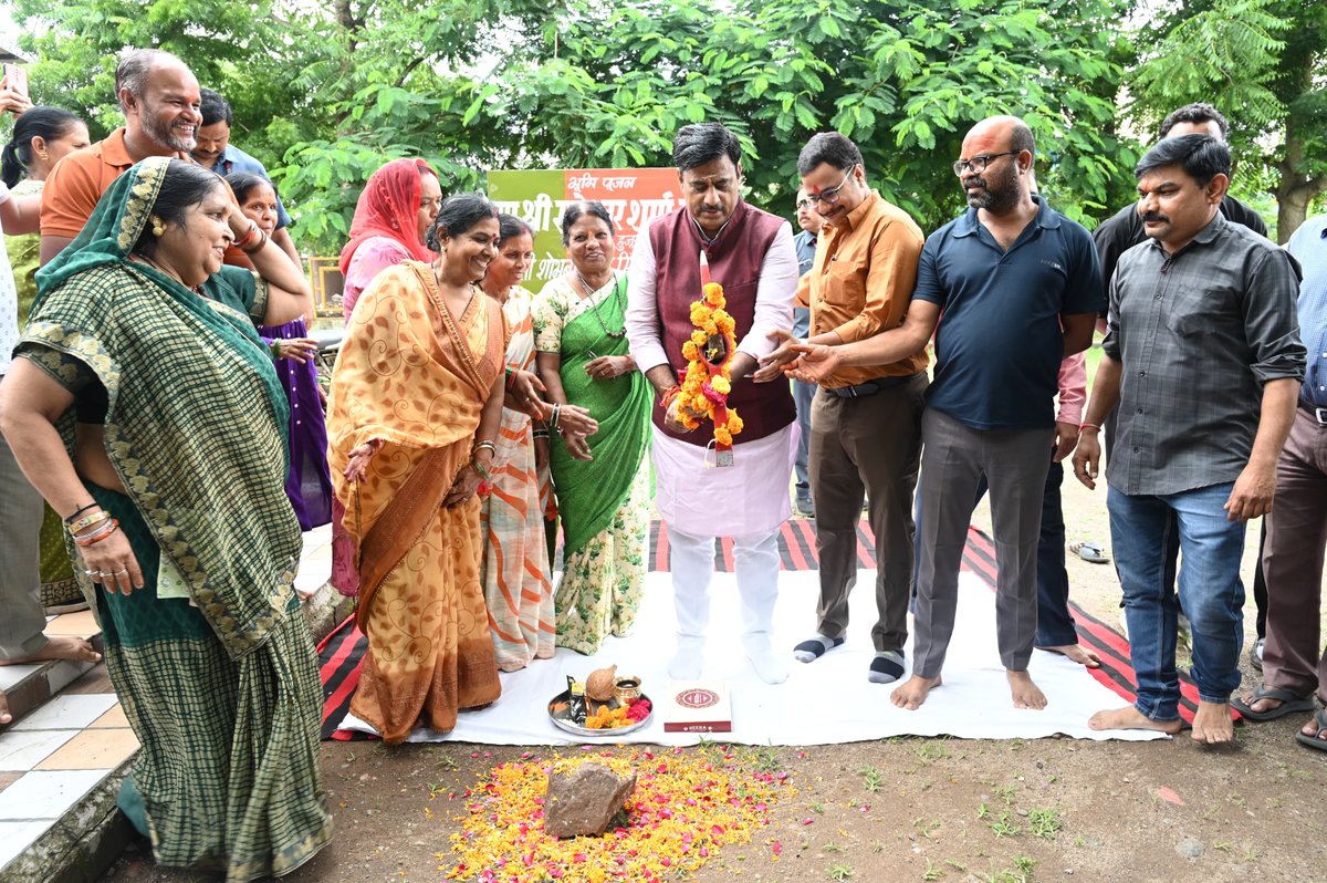 rameshwar4111's tweet image. आज प्रातः भगवान भोलेनाथ जी के दर्शन कर डॉ. श्यामा प्रसाद मुखर्जी नगर कोलार के वंदना होम्स फेस 1, राजवेद कालोनी (H सेक्टर) एवं सुमित्रा परिसर में विभिन्न निर्माण कार्यों का भूमि पूजन किया।
#RameshwarSharma