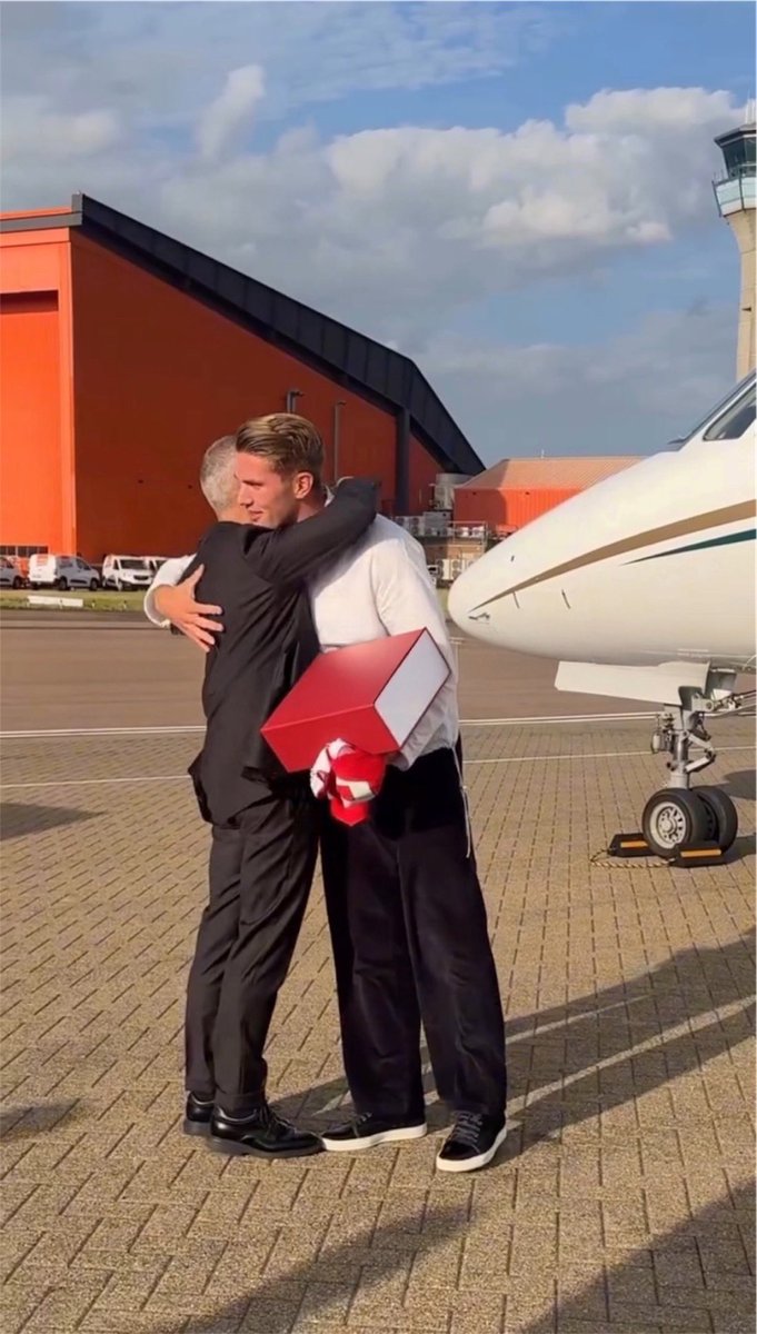 bytesafc's tweet image. 🚨🚨
Berta and Gyökeres when the latter landed in London
@Fai9alAFC