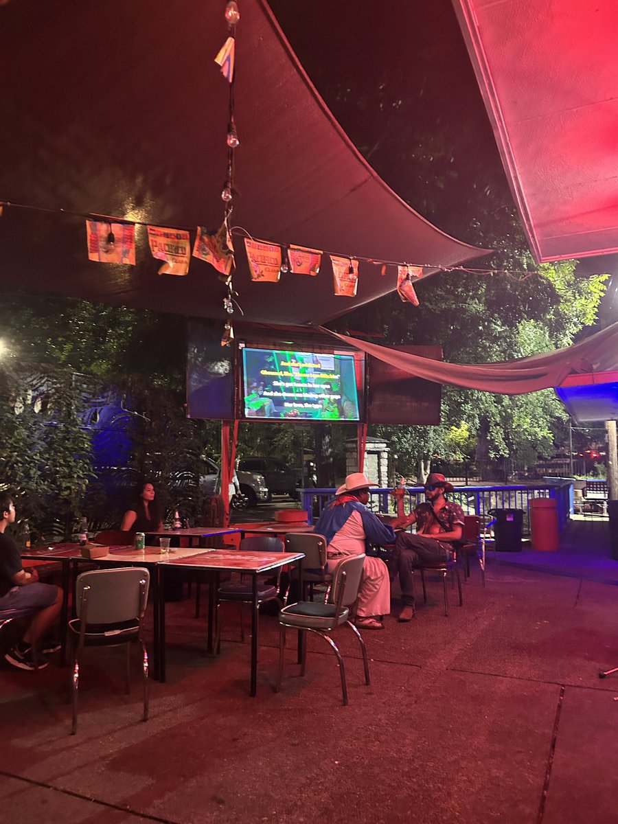 INVUTAYY's tweet image. cheerleader karaoke at 6th street in austin tx