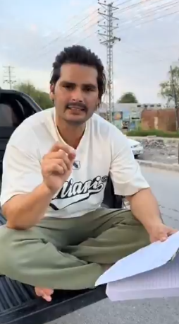 اڈیالہ جیل کے باہر کالے ڈالے پر بیٹھ کر ویڈیو بنانے والا یہ’’عام پاکستانی شہری‘‘ کون ہے، صحافی، سیاسی رہنما، بزنس مین یا پھر کوئی وکیل، پہلے نظر نہیں آیا۔۔!!