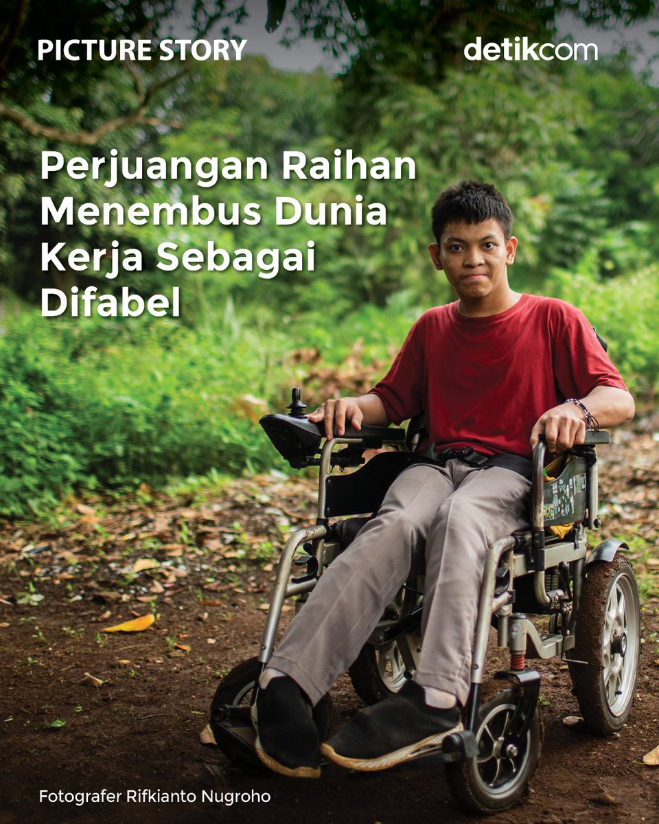 #THREAD 

Di tengah ribuan pencari kerja di Job Fair Bekasi, ada pemandangan yang menyentuh hati. Raihan, pemuda dengan kursi roda, ditemani ibunya menyusuri lorong sempit mencari peluang kerja.

Kamu bisa baca kisahnya dalam #PictureStory di bawah ini! 👇 

#detikFoto #detikcom
