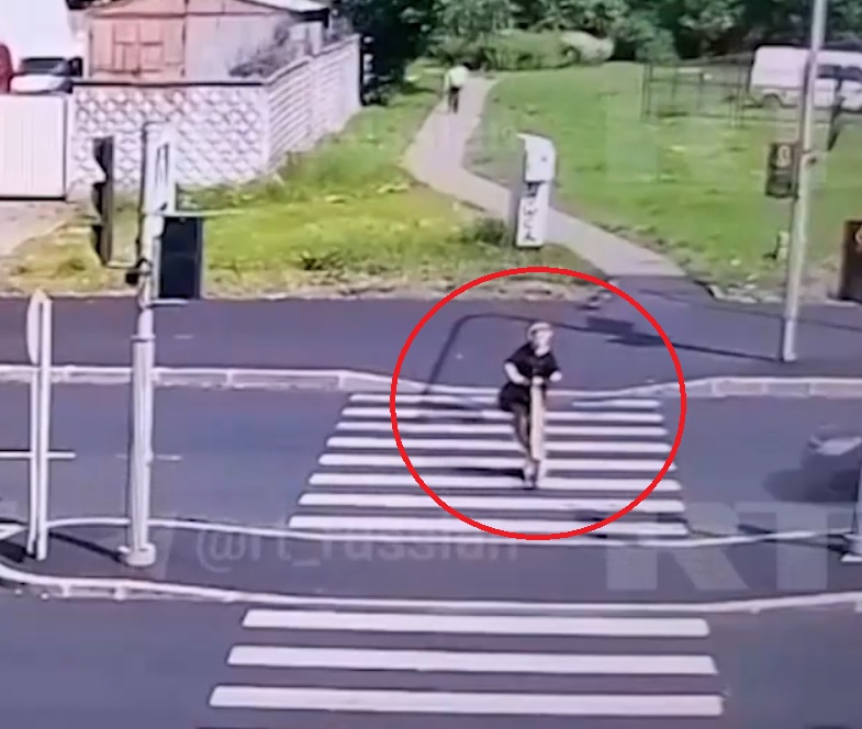 gbbbsjp's tweet image. 【ロシア】キックボードの16歳少女、横断歩道で車にはね飛ばされる - re-file.com/44/4968/