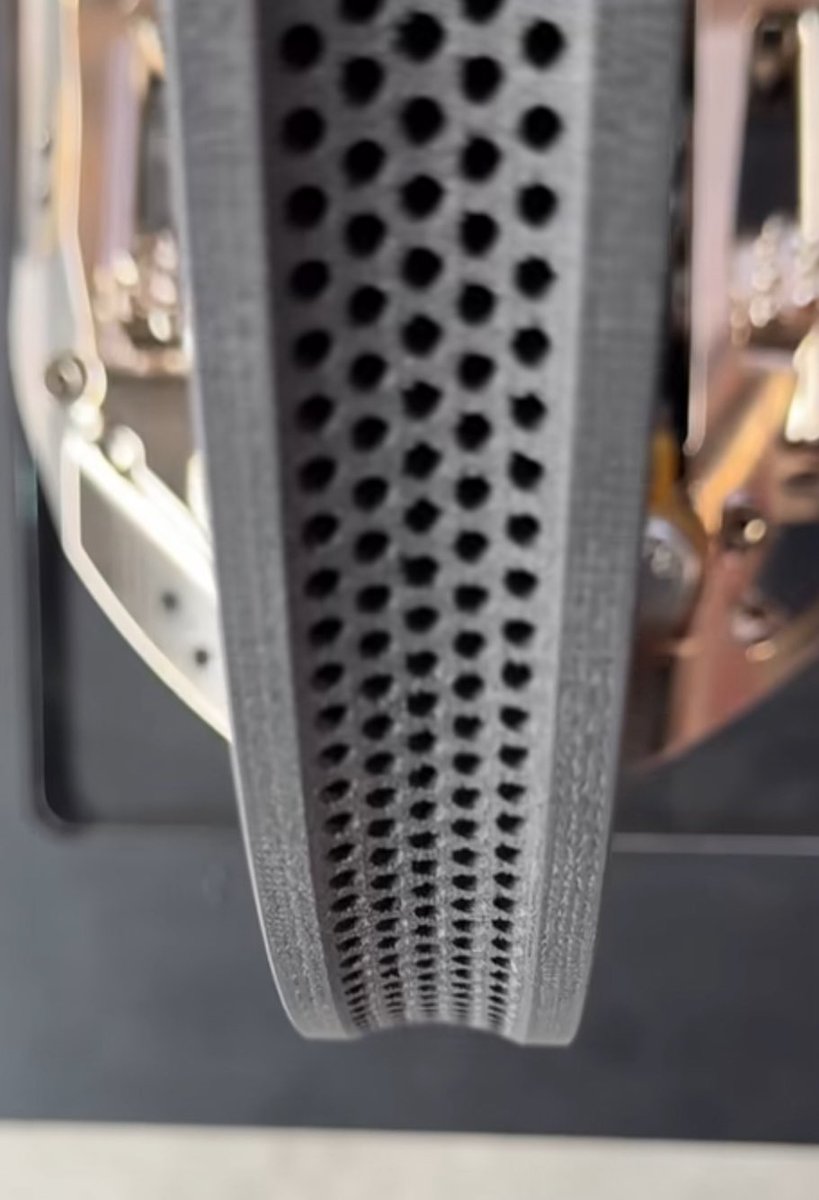 🛞 In Formula 1, braking is as critical as acceleration. Precision at the braking point defines lap time, tyre life, and overtaking potential. While the FIA mandates carbon–carbon braking systems, teams make technical choices within that framework that directly affect performance