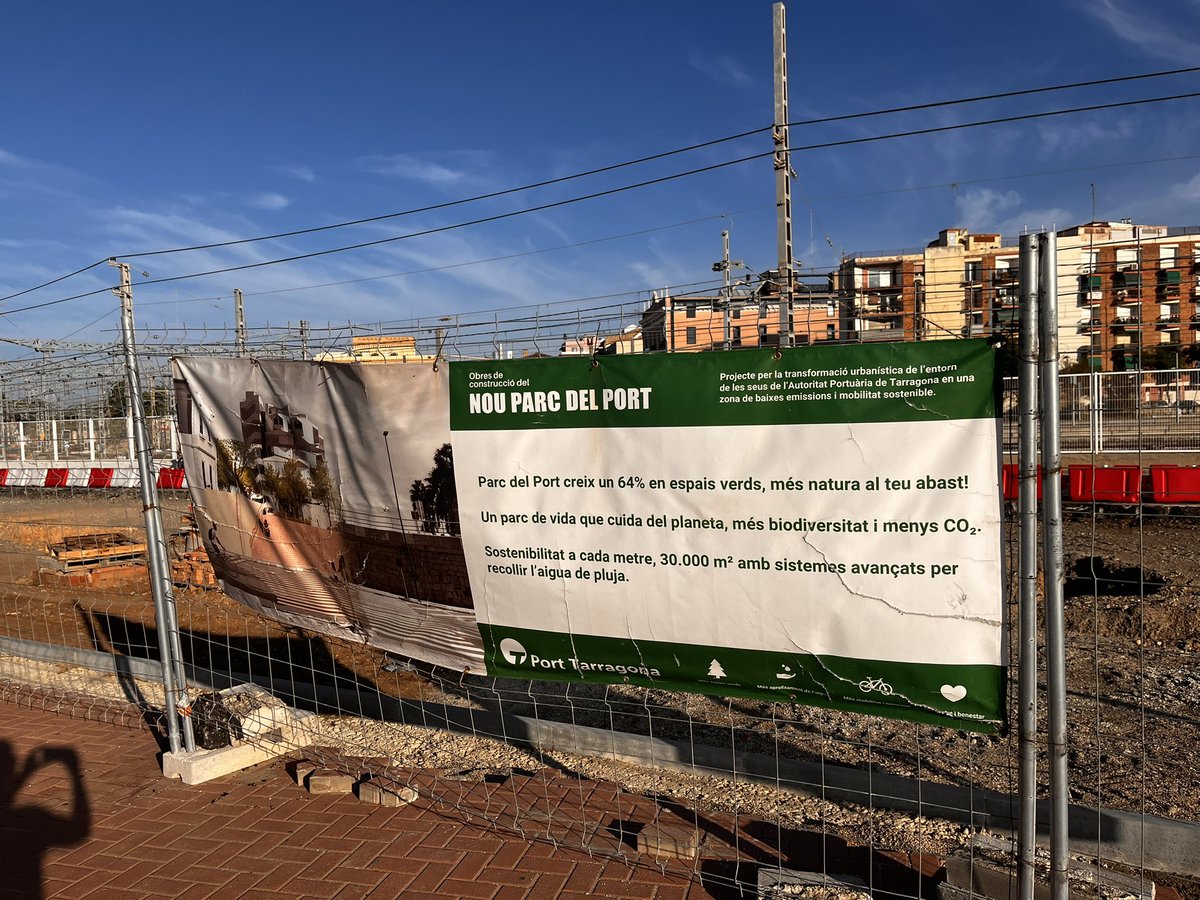VirginiaVallve's tweet photo. Com a tarragonina “exiliada” molt contenta de veure com la ciutat guanya espai al verd i acaba amb “mamotretos”. Ara a pel nou parc del port! Enhorabona @TGNAjuntament i @PortTarragona #renaturalització https://t.co/CDoL3zCbVh