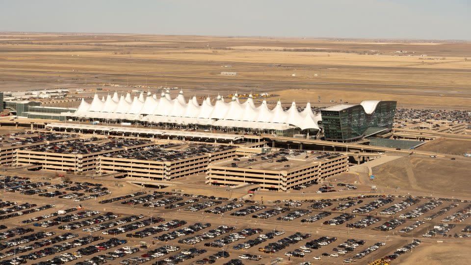 DTPORGE's tweet image. (Yikes!!!) Passengers evacuated from plane onto Denver runway after landing gear issue sparked fire and left 1 injured: aol.com/passengers-den…