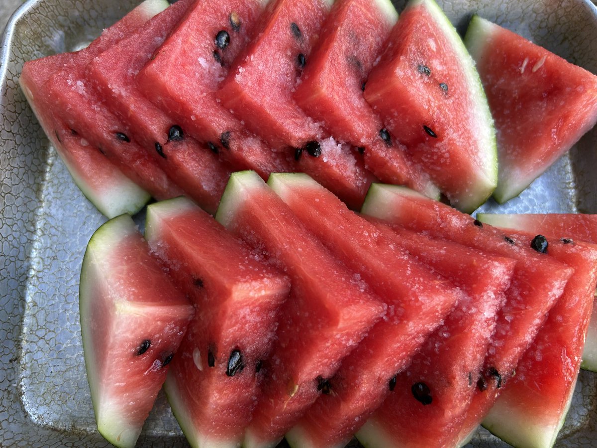 QE3PNkX7IEZPrBh's tweet image. 家庭菜園👨🌾7月27日☀️その①続き
今朝初収穫した小玉スイカ「🍉ネオブラックボンバー」
→約2kg
井戸水で冷やして…
3時🕒の休憩時に(ちょっとドキドキ)カット
→やったぜ🔴真っ赤だぜ
→スイカらしい?スイカかつ上出来モノの
初成功💮
軽く塩🧂をふりパクパク
→甘い❗️とっても甘い‼️