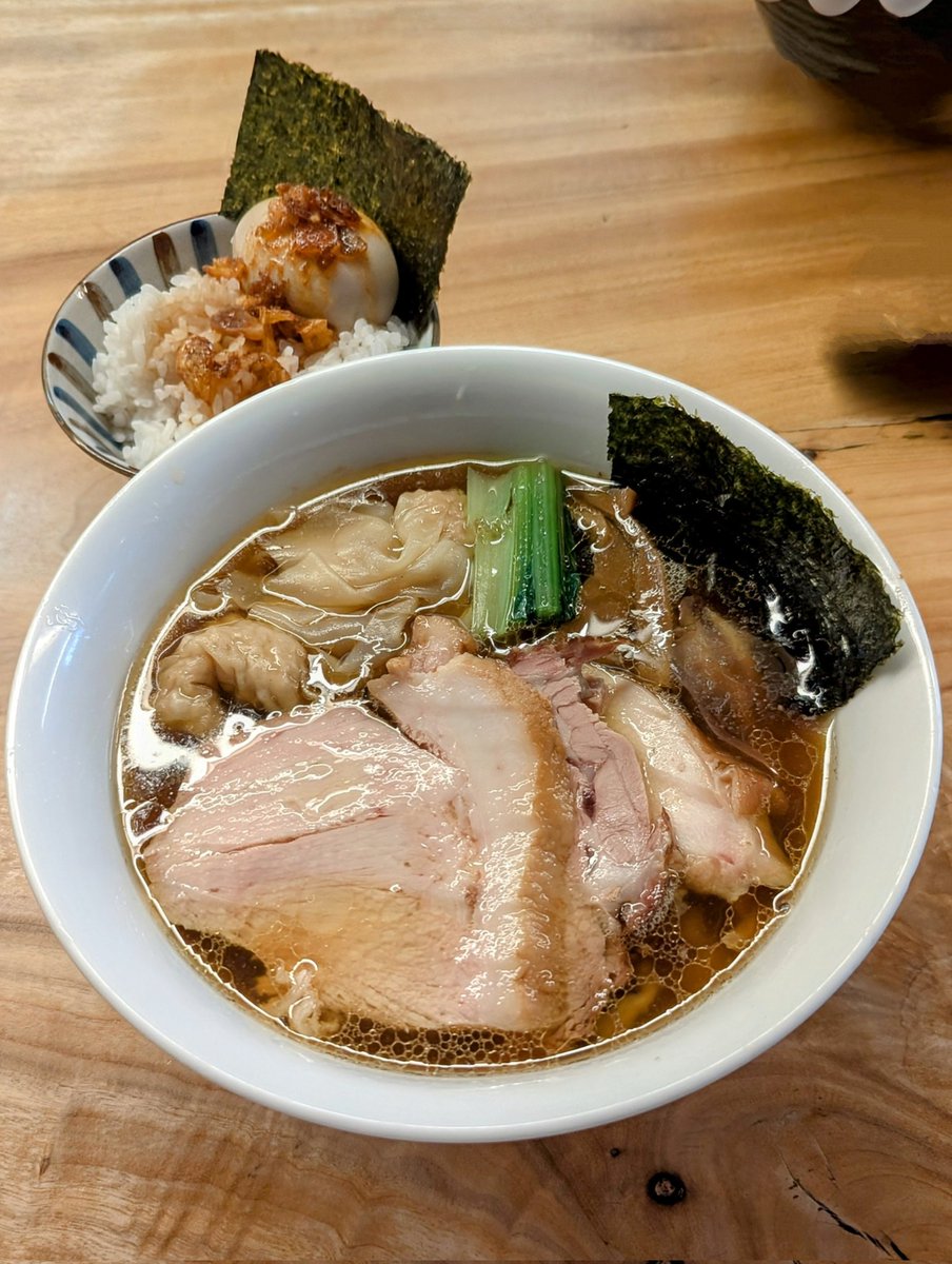 piko_pikon69's tweet photo. 一番いちばん@町田
▪️【手打】雲呑中華そば
▪️  味玉ごはん
どんなに暑くても食べたい大好きなお店のこの1杯😆🍜✨
チャーシューは今日も肉肉しくて超〜ウマウマ😍🥩💯
大粒の雲呑や大将のピロピロ手打麺にも大満足⤴️⤴️
ご飯がすすむ自家製辣油がアクセントの味玉ごはんもめっちゃサイコー‼️🙆🥇🥇 https://t.co/9QNvtktiUS