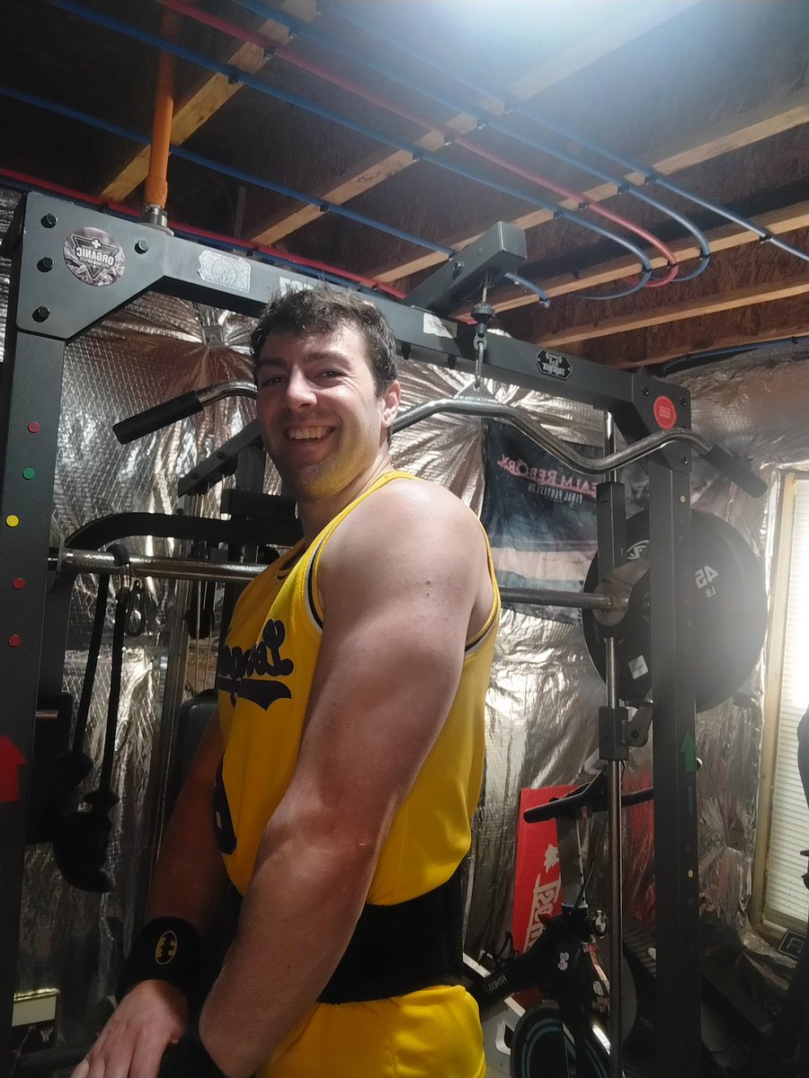 Hartmann0923's tweet photo. Still working 💪🦵🏋️.. almost 35 and feeling great but wanna get BIG.

#Train
#Lift
#EAT
#work
#fun
#weight
#66
#235 https://t.co/oV2ujUAG4n