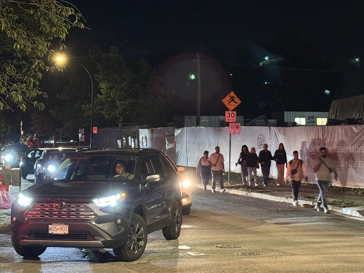 bobmackin's tweet image. Post-Celebration of Light fireworks gridlock near the Senakw skyscrapers construction site. Westbank, Nch’kay and City of Vancouver have kept traffic management plans secret from Kits Point residents. Move-in is expected to begin by year-end. #vanpoli #vanRE #cdnfoi