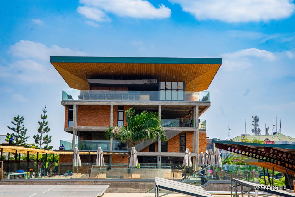 IGIHE's tweet image. 📸𝐀𝐌𝐀𝐅𝐎𝐓𝐎📸
Dutemberane muri Zaria Court Kigali, inyubako ya Masai Ujiri yagenewe ibikorwa bya siporo, umuco n’imyidagaduro. Yuzuye itwaye asaga miliyari 36 Frw ndetse izatahwa ku mugaragaro ku wa 28 Nyakanga 2025.
➡️igihe.com/ubukerarugendo…
✍️@UwimanaAbraham
📸:@KasiroC