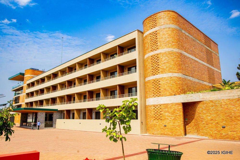 IGIHE's tweet image. 📸𝐀𝐌𝐀𝐅𝐎𝐓𝐎📸
Dutemberane muri Zaria Court Kigali, inyubako ya Masai Ujiri yagenewe ibikorwa bya siporo, umuco n’imyidagaduro. Yuzuye itwaye asaga miliyari 36 Frw ndetse izatahwa ku mugaragaro ku wa 28 Nyakanga 2025.
➡️igihe.com/ubukerarugendo…
✍️@UwimanaAbraham
📸:@KasiroC