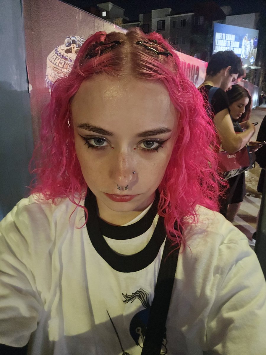 Itendtopanic's tweet image. Hello that was insane 🧍🏼‍♀️
