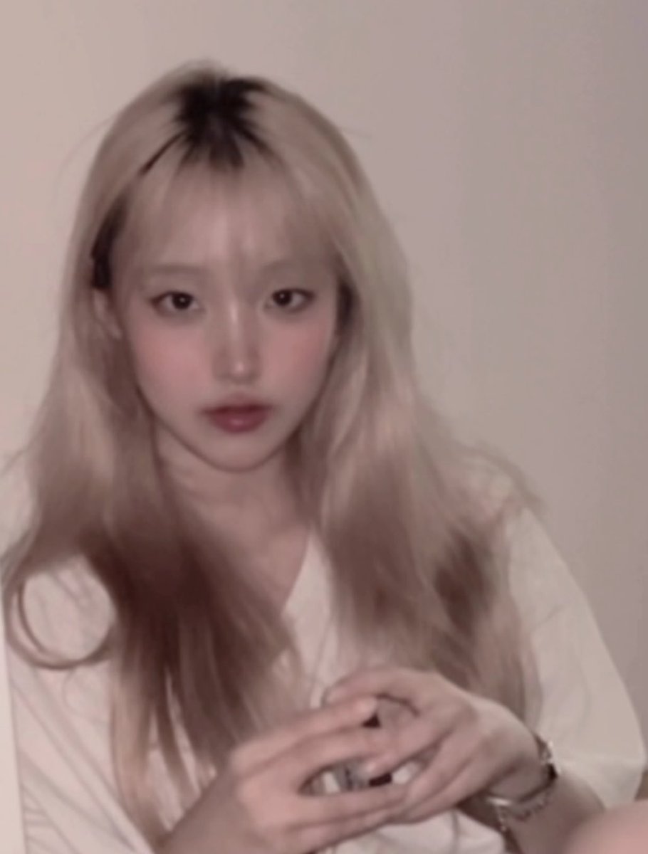 yuimx5's tweet image. 옛날에 읨이 잇엇슨 #예읨메 
탈색을햇엇슨
파랑머리도 하고
보라 핑크 머리도 햇슨
얼마 안 지나 뿌리가 거슬려 블랙으로 덮엇슨
후회하게됏슨
좀 더 다채로운 색 좀 해볼 걸 너무 빨리 덮어버렷다
쩝