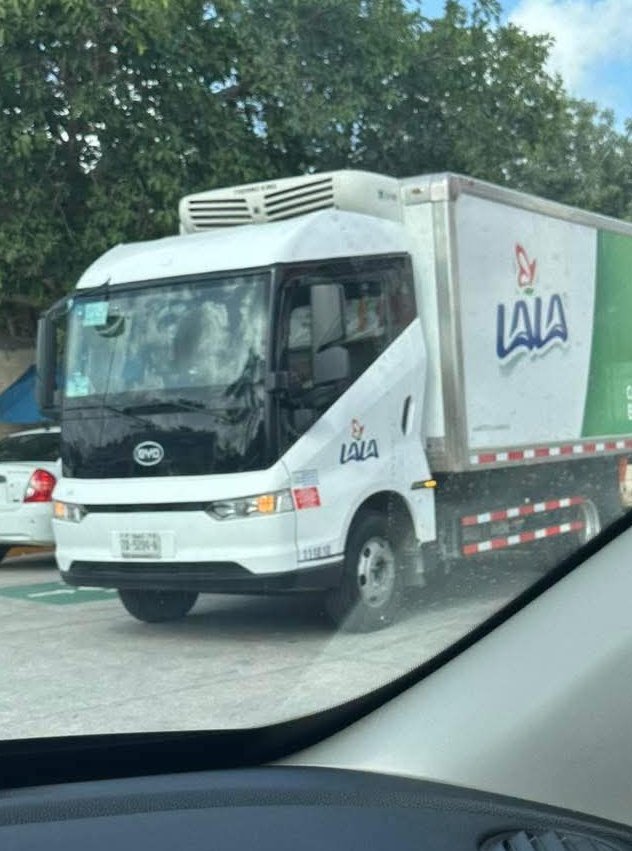 x_9758's tweet image. Aparte de Cemex, también Lala está comprando camiones electricos.
He visto trailers eléctricos Scania de Bimbo y de una empresa de logística.
Fod utilizaba JAC eléctricos, pero no duraron ni dos años.