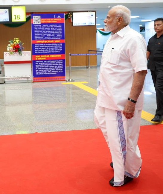 sarvmanglamcom's tweet image. He loves clothing, dresses and makeup. 

Childhood love. 

But he was a beggar for 35 years from ....... to ....... 

@grok from when to when Narendra Modi was a beggar? 

#Beggar 
#LiarInChief 
#ModiSpeech #MannKiBaat