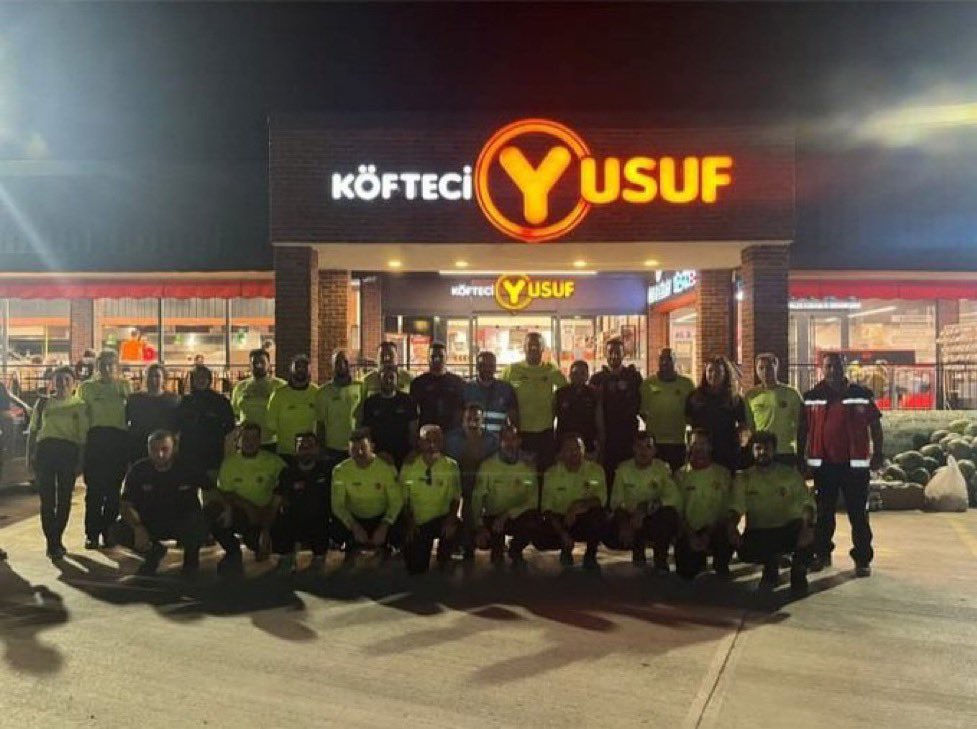 Köfteci Yusuf, Bilecik Osmaneli’nde yangın ile mücadele eden ekipler için 1 haftadır hem yemek dağıtıyor hem dinlenme alanı sağlıyormuş.

Helal olsun Köfteci Yusuf 👏🏻👏🏻👏🏻