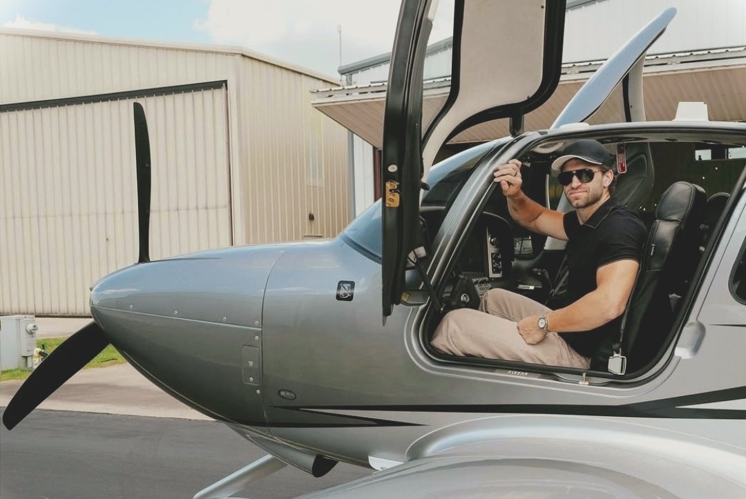 aconcerndfriend's tweet photo. Pilot Keegan Allen
His latest post. 
I imagine an AU where Liam Walker was a pilot tho... thoughts?
@keeganallen #Liamwalker #Walker https://t.co/25V9ouTGpt
