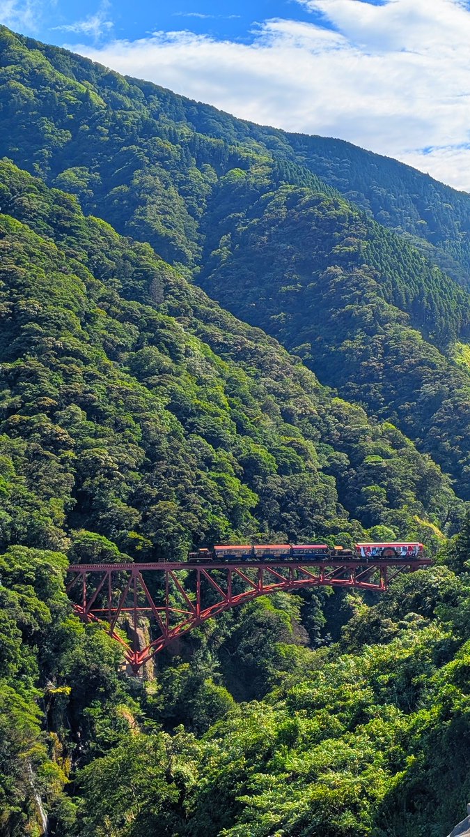 Polaris_88's tweet image. 黒川を渡る南阿蘇鉄道のゆうすげ号とサニー号☀