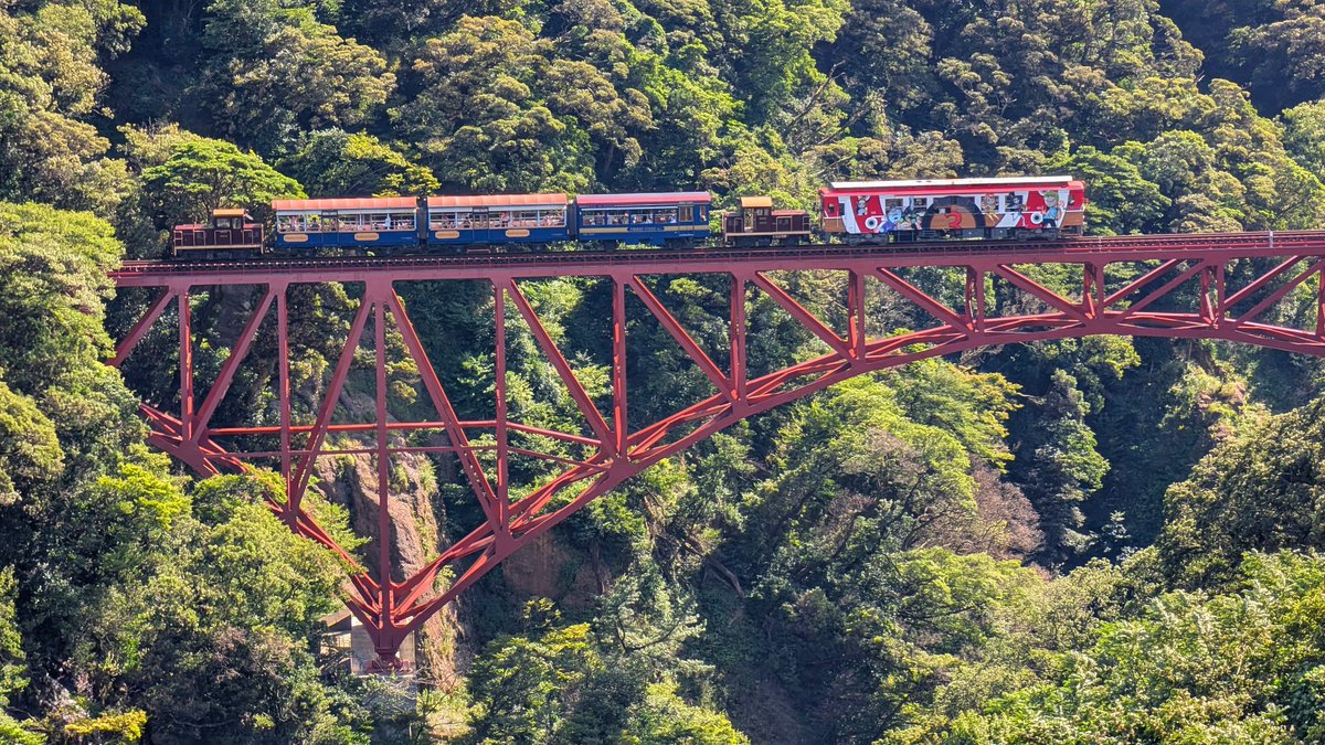 Polaris_88's tweet image. 黒川を渡る南阿蘇鉄道のゆうすげ号とサニー号☀