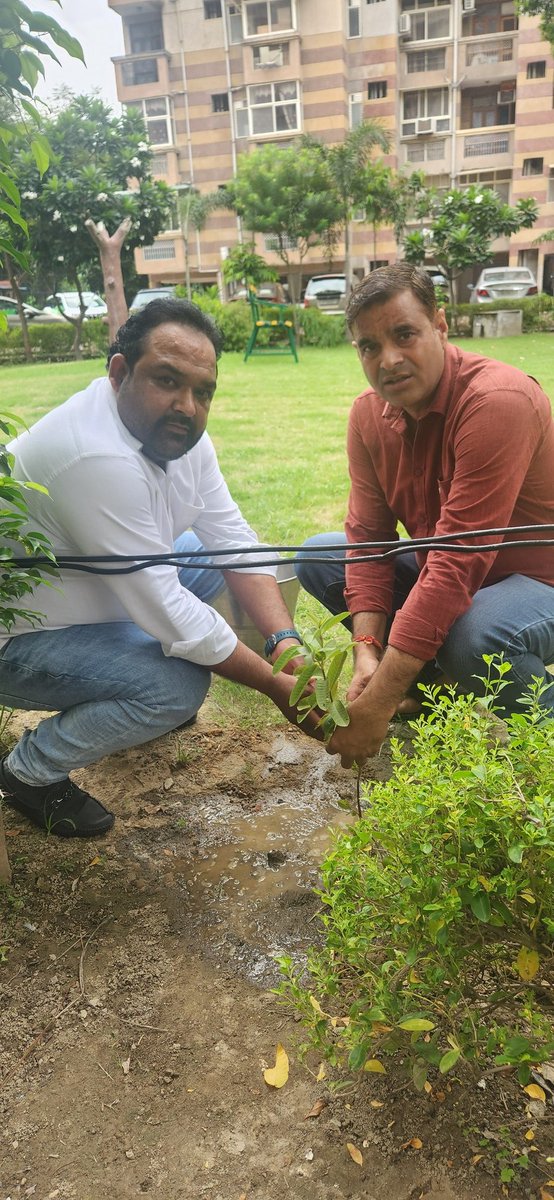 आज कार्यक्रम मन की बात में जिला अध्यक्ष श्री महेश चौहान जी एक पेड़ मां के नाम कार्यक्रम में उपस्थित रहे