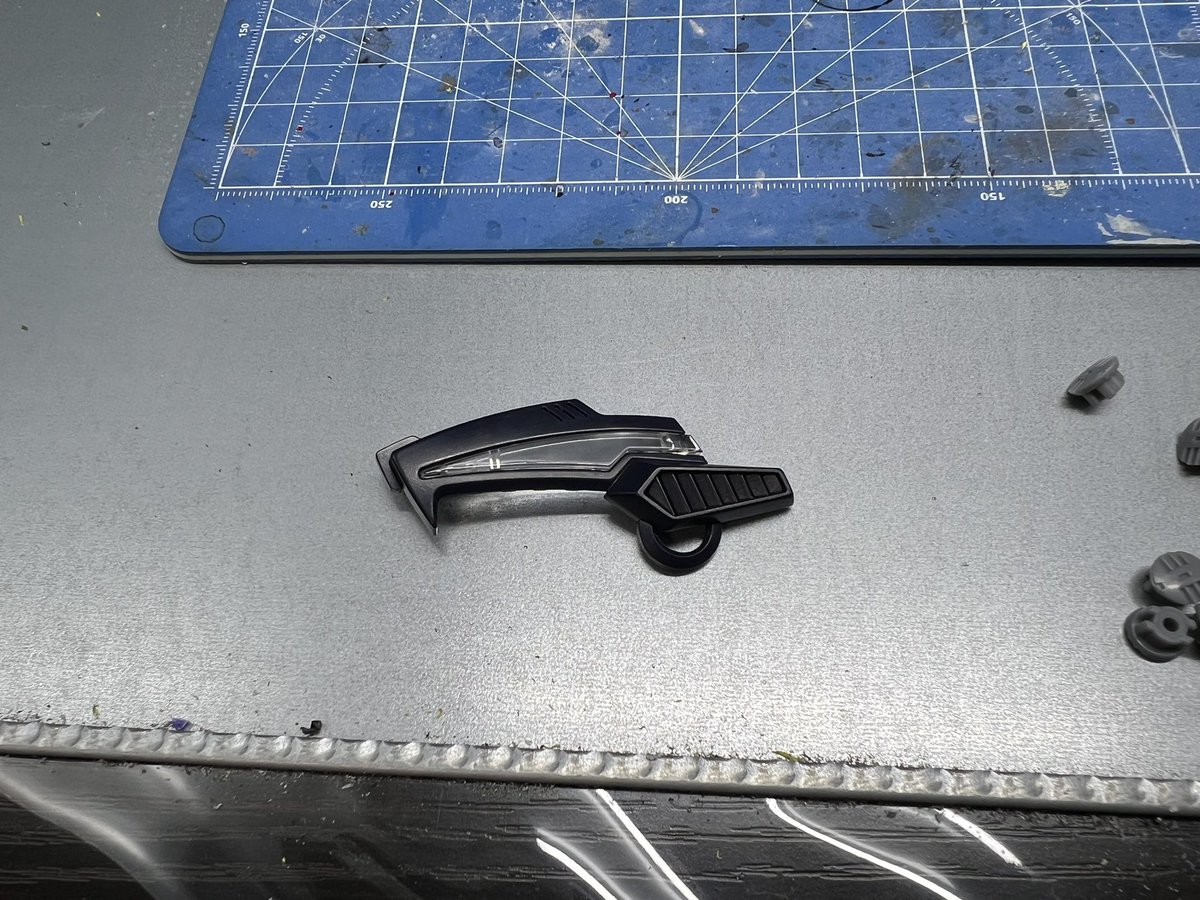 ikorih_dd's tweet image. ジェノザウラーの顔面装甲、普通にフィン部分も一体だったのでジェノブレイカーは塗装なのかな…ううん。
