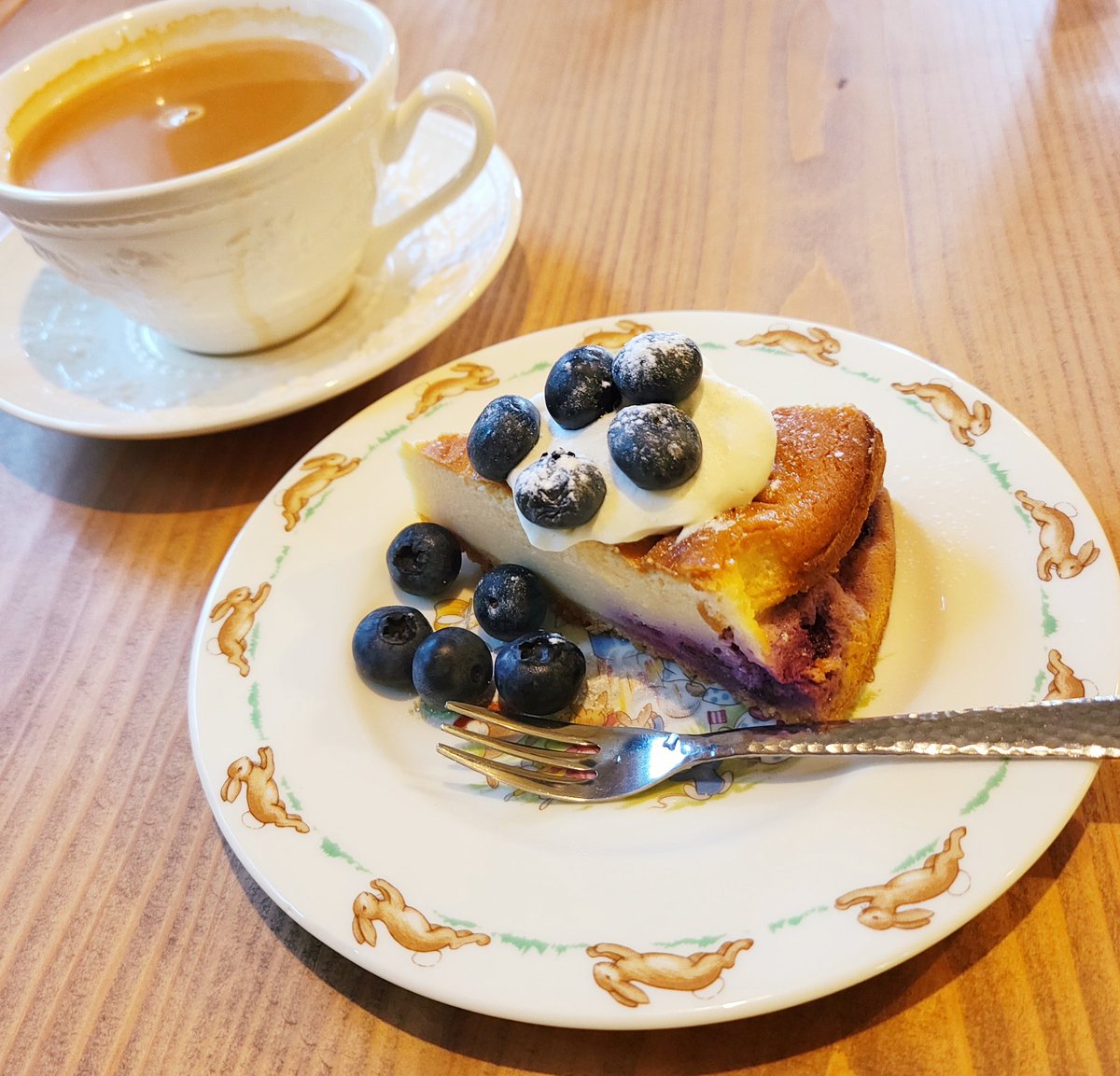 aio__78's tweet image. このケーキとお皿の組み合わせ天才的に可愛い、ぴ〜た〜らびっとの世界？？