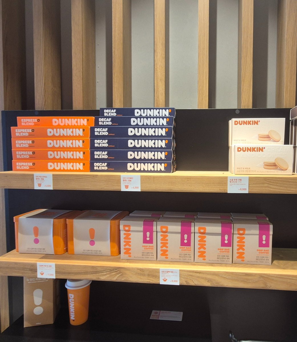Keymong368774's tweet image. DUNKIN.
광교 갤러리아 옆에 있는 던킨도너츠.
인테리어랑 DP가 잘되어 있는듯 하당.📷
던킨은 돌고돌아 페이머스 글레이즈드.
던킨은 연애시대 동진&amp;은호에게 지분을.😅