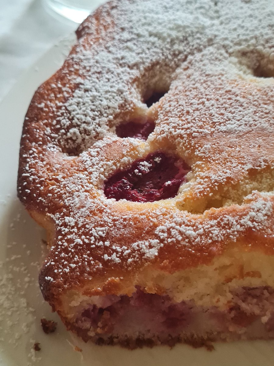 WalterRossi2's tweet image. Quante sciocchezze scrivo, per farvi ridere, amatissimi amici di tuider, per fare due passi con voi, nel giardino degli iris e della letizia. Come farete senza di me quande me ne sarò andato? La mangiate volentieri una fetta di torta con i lamponi servatici dei boschi di Maresca?